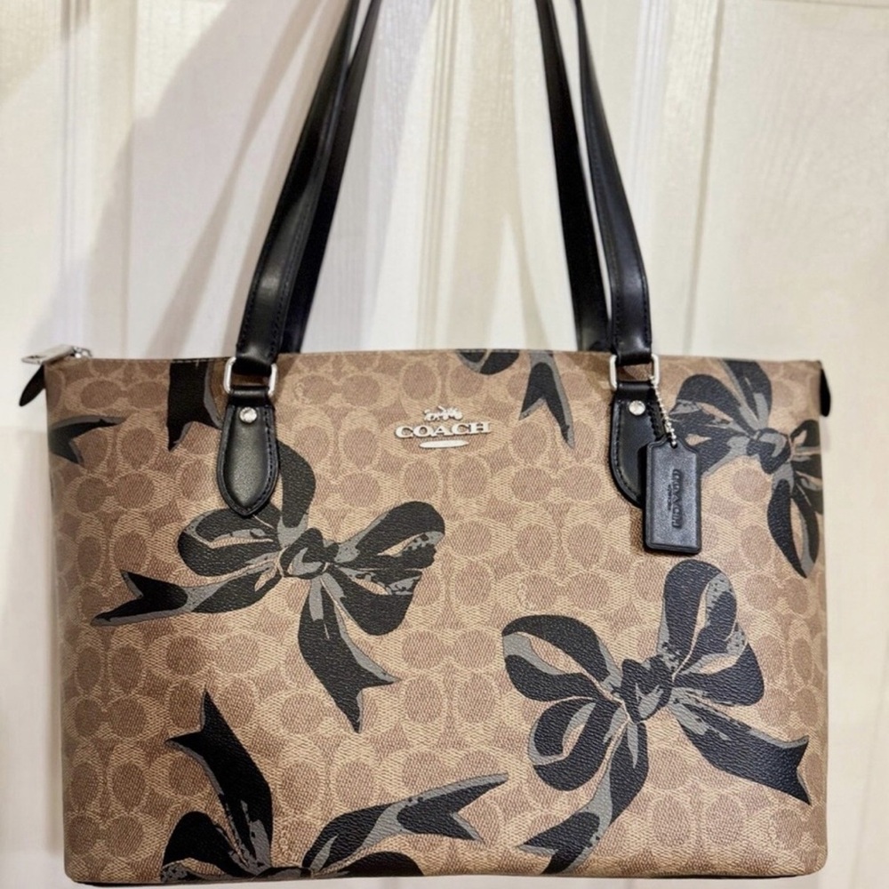 Coach Gallery Tote Bag in Signature Canvas with Bow Print